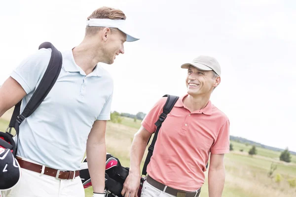 Male golfers conversing — Stok fotoğraf