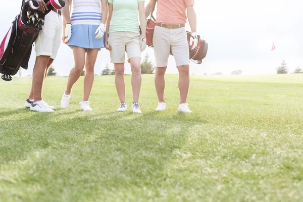 Amici in piedi al campo da golf — Foto Stock