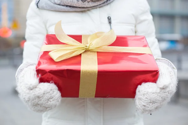 Vrouw met doos van de gift — Stockfoto