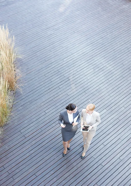 Businesswomen discussing while walking — 스톡 사진