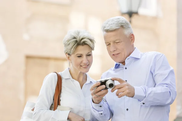 Couple reviewing photos — Stock fotografie