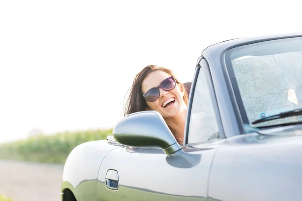 Mulher desfrutando viagem de carro — Fotografia de Stock