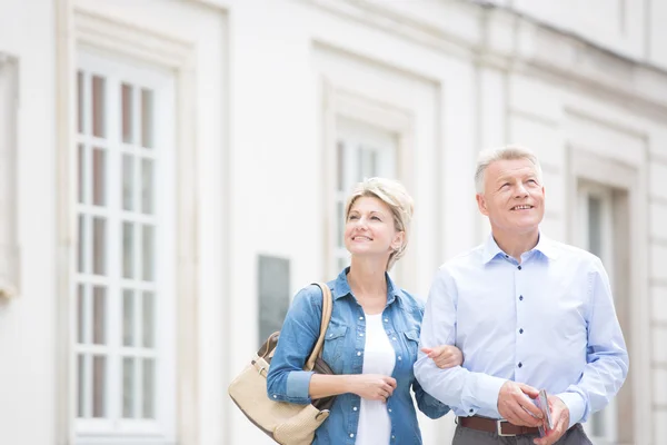 Couple standing with arm in arm — Stockfoto