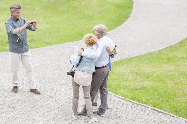 Homem fotografar amigos — Fotografia de Stock