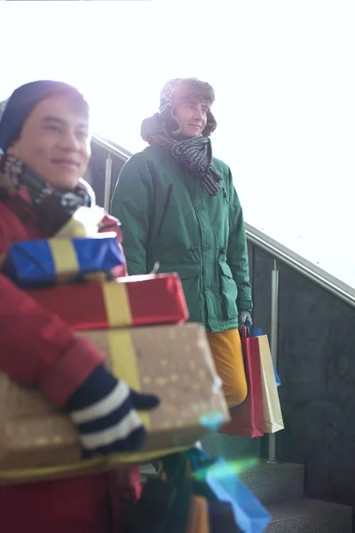 Männer mit Geschenkboxen — Stockfoto