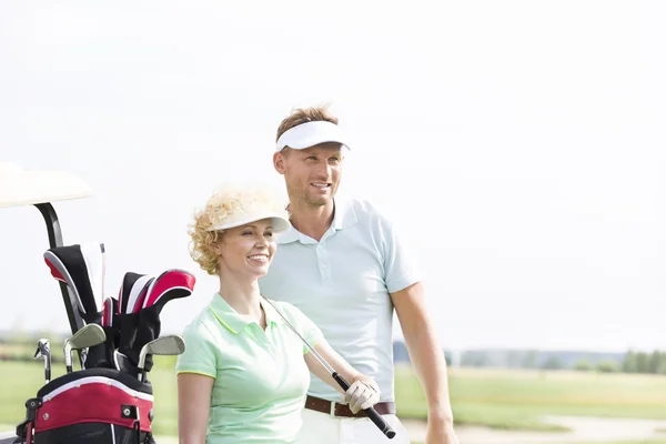 Golfers standing at golf course — Stock fotografie