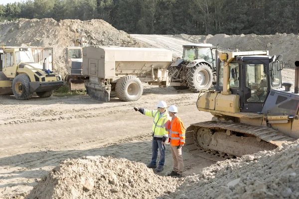 Supervisor showing something to colleague — Stock Photo, Image