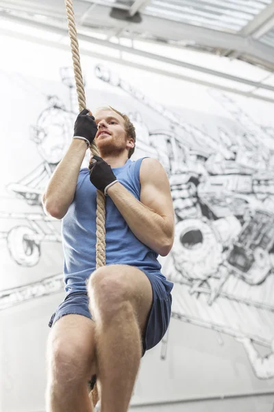 Man climbing rope — Stock Photo, Image