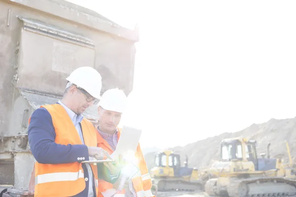 Engineers using laptop — Stock Photo, Image