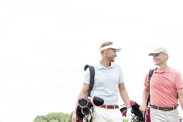 Male golfers communicating — Stock Photo, Image