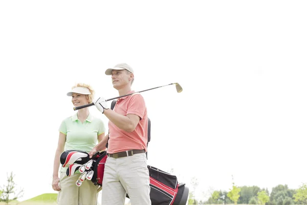 Golfisti sorridenti in piedi — Foto Stock