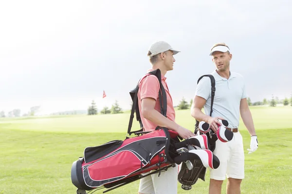 Golfistas masculinos comunicando — Fotografia de Stock