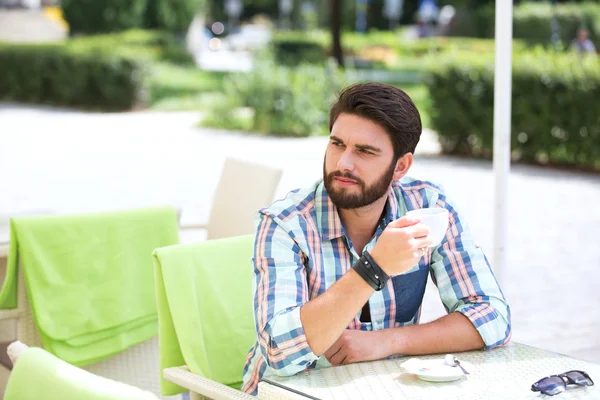 Hombre sosteniendo taza de café —  Fotos de Stock