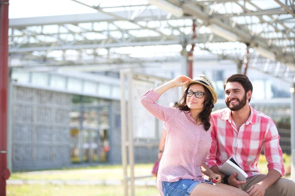 Casal feliz olhando para longe — Fotografia de Stock