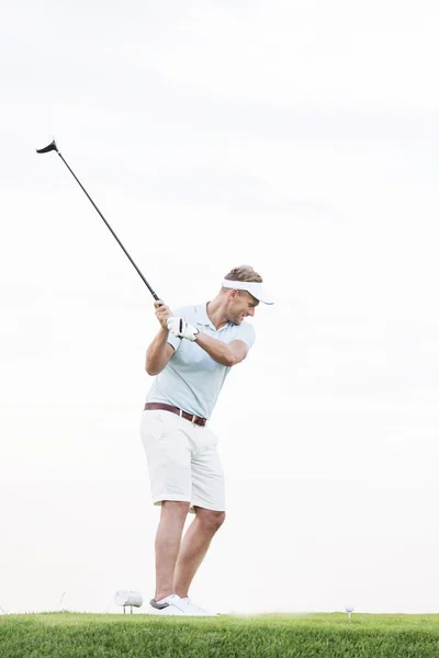 Homem balançando Golf Club — Fotografia de Stock