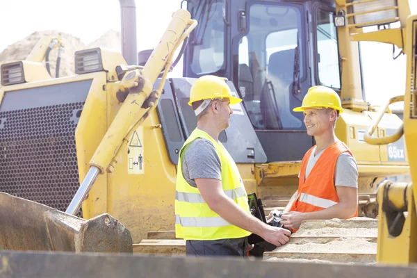 Two Engineers discussing — Stockfoto