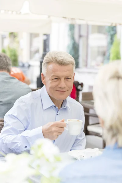 Мужчина пьет кофе с женщиной — стоковое фото