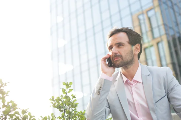 Hombre de negocios contestando teléfono móvil — Foto de Stock