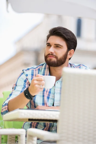 Homem tomando café no café da calçada — Fotografia de Stock