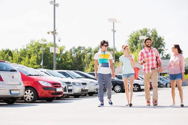 Friends walking on city street — Stock Photo, Image