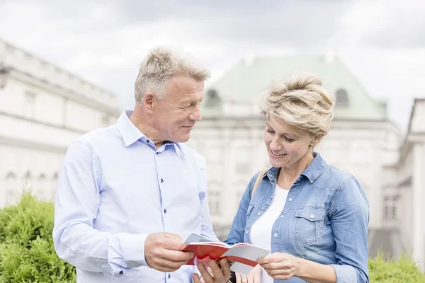 Couple reading guidebook — Stok fotoğraf