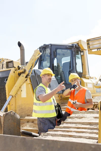 Engineers pointing while discussing — ストック写真