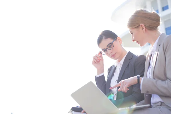 Businesswomen using laptop — Stock Photo, Image