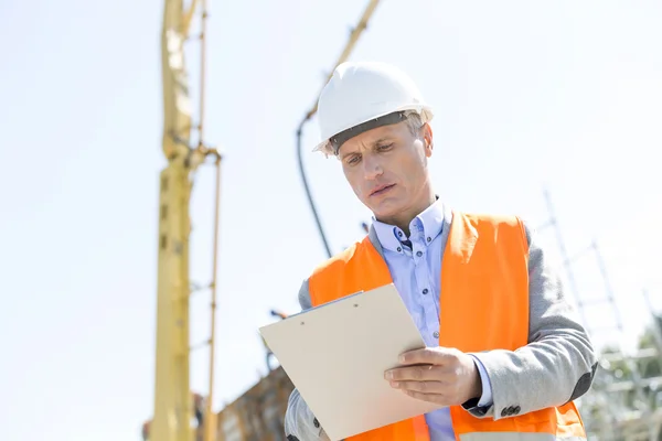 Supervisor writing on clipboard — Stock Photo, Image