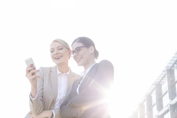 Kvinnliga företagare använder smart telefon — Stockfoto