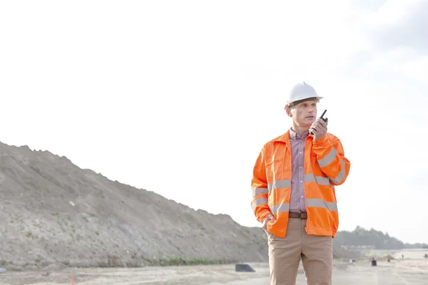 Supervisor usando walkie-talkie — Foto de Stock