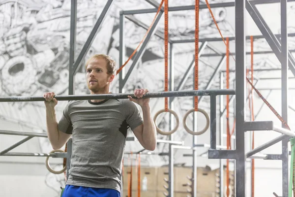 Uomo che fa chin-up — Foto Stock