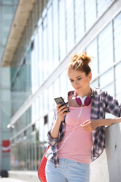 Kvinna med smarttelefon — Stockfoto