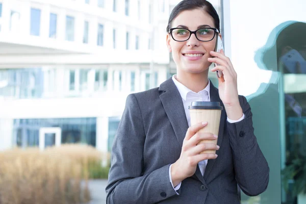 Mujer de negocios usando el teléfono celular —  Fotos de Stock