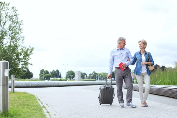 Met bagage walking (echt) paar — Stockfoto