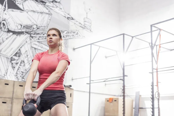 Mujer levantando kettlebell — Foto de Stock