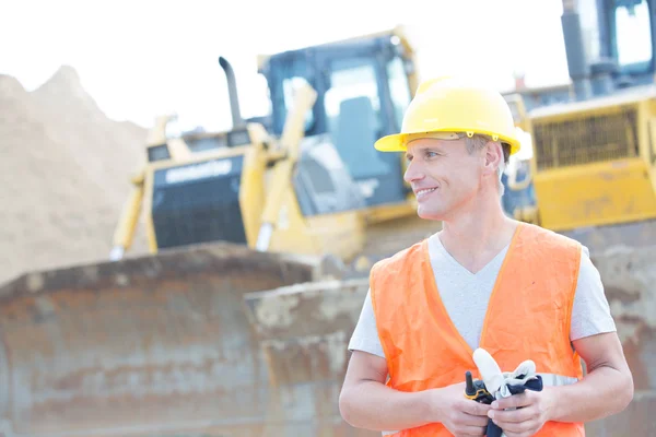 Superviseur souriant détournant les yeux — Photo