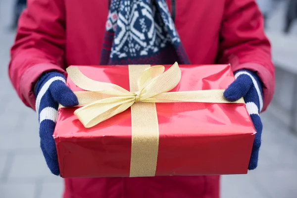 Uomo in possesso di scatola regalo — Foto Stock