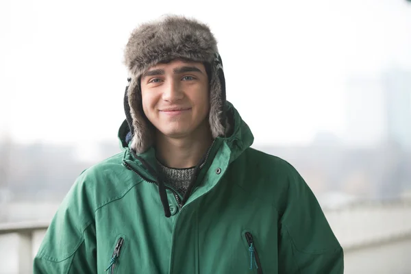 Hombre en invierno llevar sonriendo — Foto de Stock