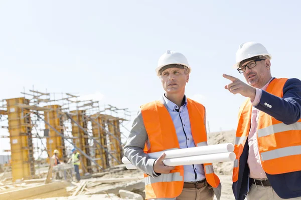 Ngineers discutiendo en la obra — Foto de Stock