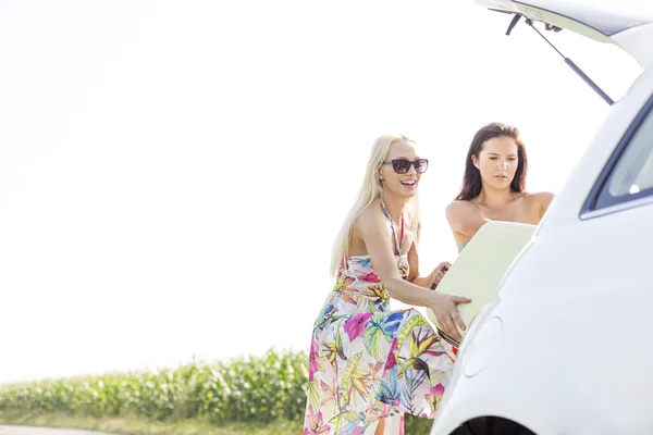 Friends loading luggage — Stok fotoğraf