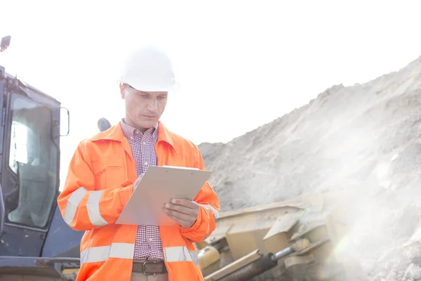 Engineer reading clipboard — Stock Photo, Image