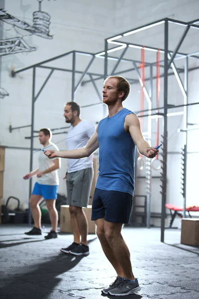Hombres haciendo ejercicio en el gimnasio crossfit — Foto de Stock