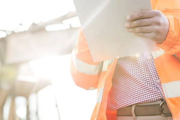 Supervisor segurando área de transferência — Fotografia de Stock