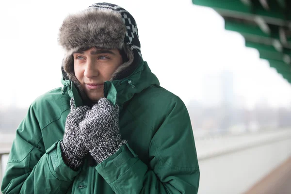 Uomo in abiti caldi brividi — Foto Stock