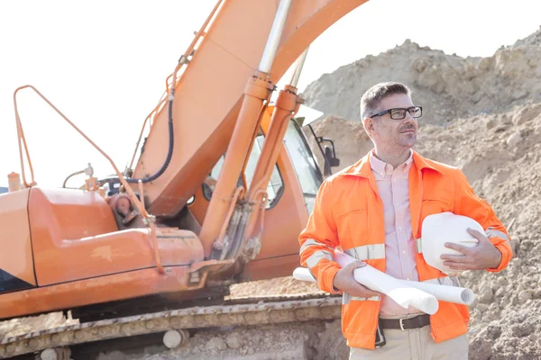 Architect holding hardhat — Stok fotoğraf