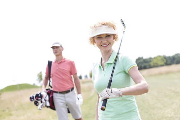 Golfista femenina con amigo de pie — Foto de Stock