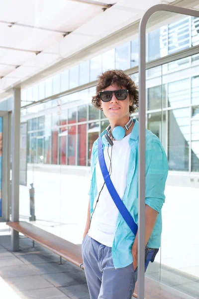 Man te wachten op de bus stop — Stockfoto