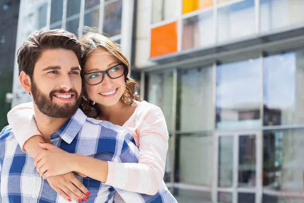 Homem piggybacking mulher — Fotografia de Stock