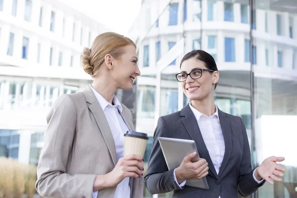 Glückliche Geschäftsfrauen im Gespräch — Stockfoto