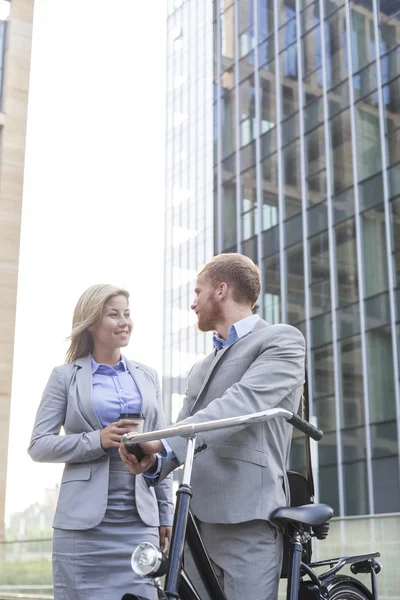 Business couple talking outside — Stock fotografie